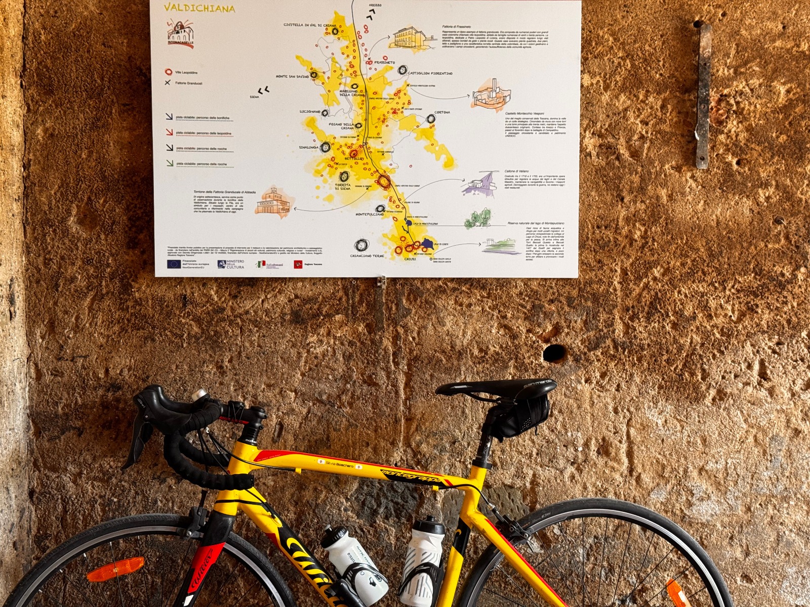 La bicicletta e una mappa esposte nell’essiccatoio