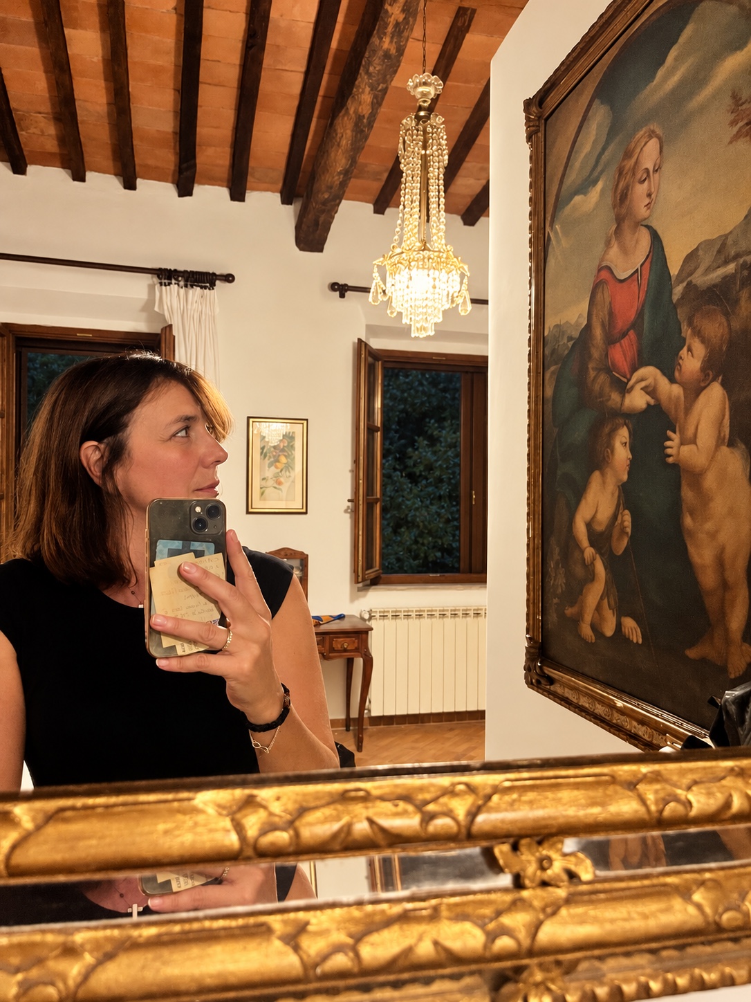 Un ritratto allo specchio accanto a un dipinto nella casa